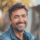 Homme souriant en veste en jean