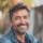 Homme souriant en veste en jean